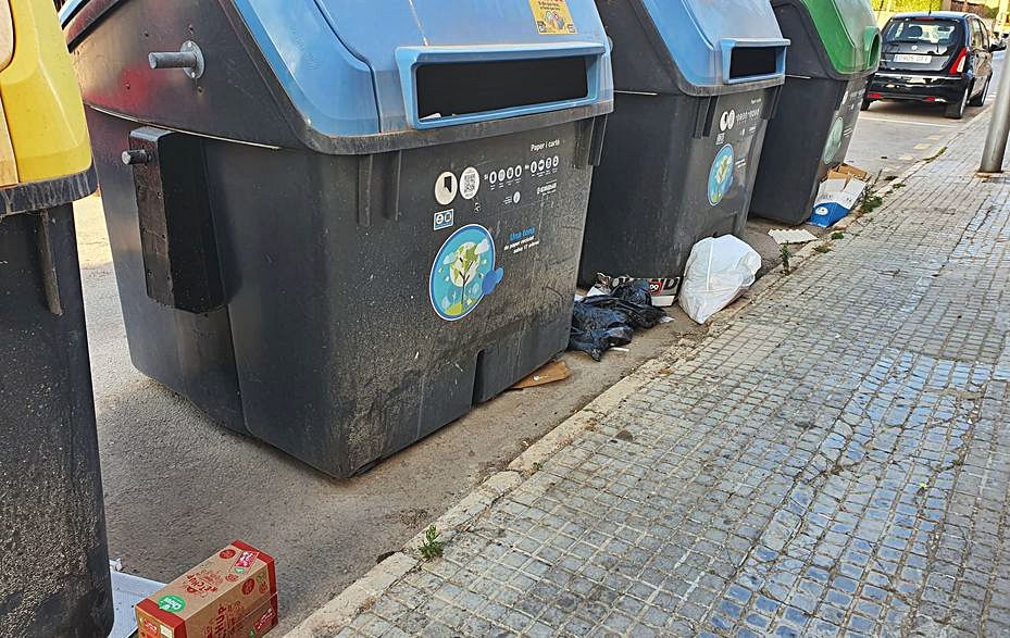 Bolsas de basura y otros residuos dejados en la calle. 