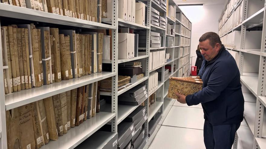 El Archivo de Elche digitaliza un tomo del Hospital del siglo XVI, actas municipales del XVIII y libros de clavería del XV