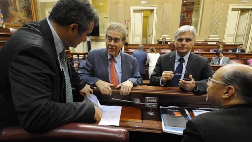 José Miguel Pérez (derecha) habla con José Miguel González, Ignacio González (izquierda) y José Miguel Barragán. | acfi press