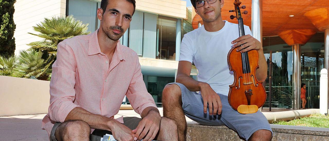 El violinista ibicenco, Isaac Pérez, y el pianista mallorquín, Albert Colomar, en Diario de Ibiza.  | J.A.RIERA