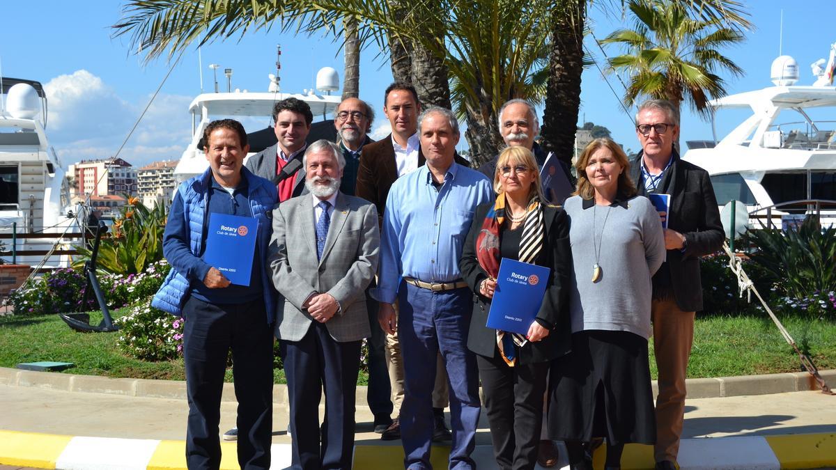 Los organizadores de &quot;Compartir Marina Alta&quot;, ayer, en la Marina de Dénia