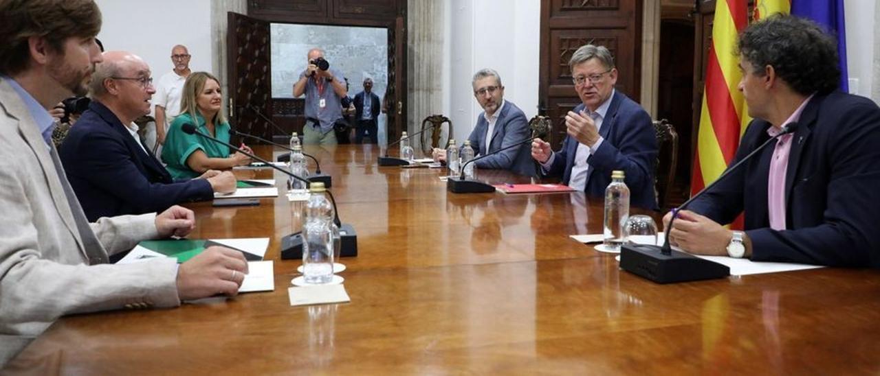 Reunión entre la Generalitat y responsables de Hosbec, esta mañana.