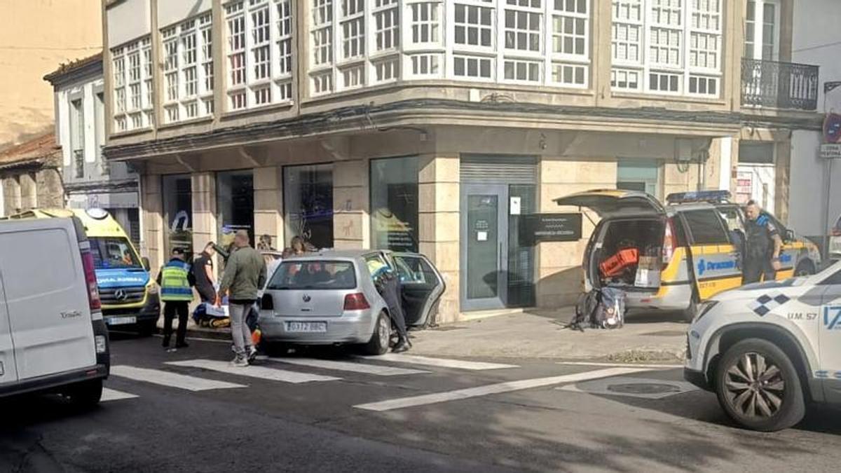 Accidente de tráfico en la avenida Rosalía de Castro de Santiago.