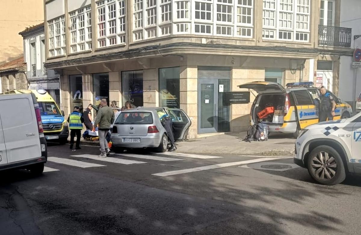 Accidente de tráfico en la avenida Rosalía de Castro de Santiago.