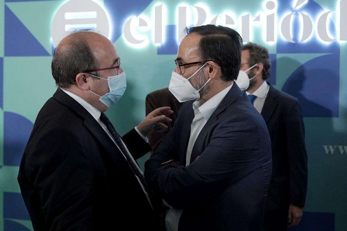 El ministro de Cultura y Deporte, Miquel Iceta, y el director de EL PERIÓDICO DE ESPAÑA, Fernando Garea, se saludan en el acto de nacimiento del nuevo medio de Prensa Ibérica.