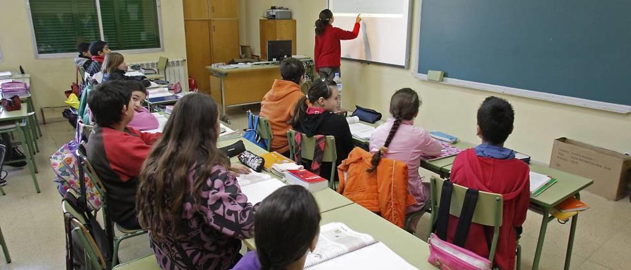 Alumnos de un colegio durante una clase.