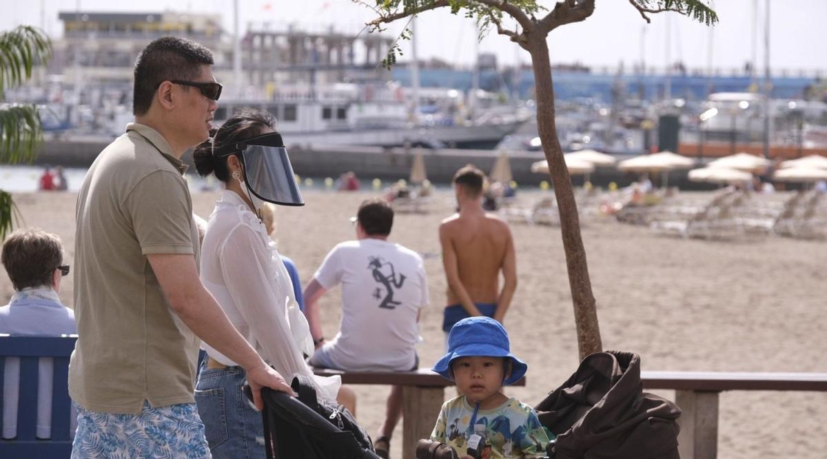 Turistas paseando en el sur de Tenerife.