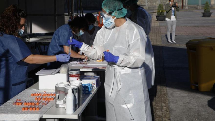 Técnicos y sanitarios haciendo pruebas PCR.