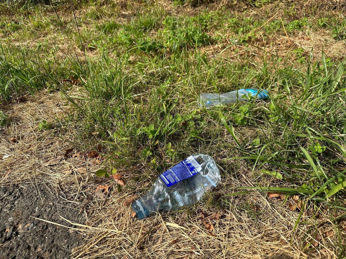 La basura sigue reinando en el Monte do Gozo dos semanas después de O Son do Camiño