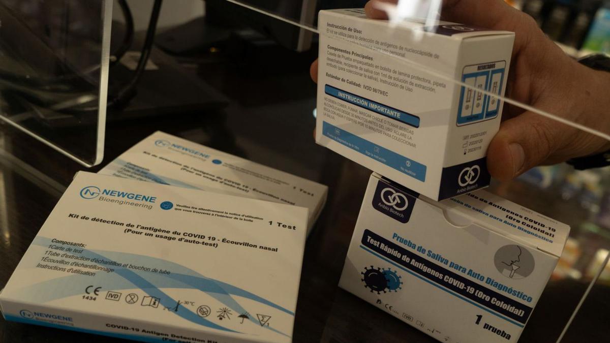 Una persona adquiere test de detección del COVID en una farmacia de Zamora. |