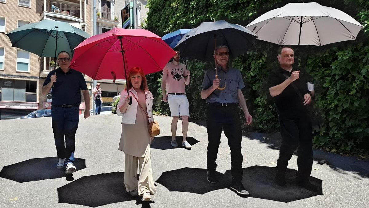Representants amb paraigües com a gest simbòlic per aguantar la que està caient sobre el comerç