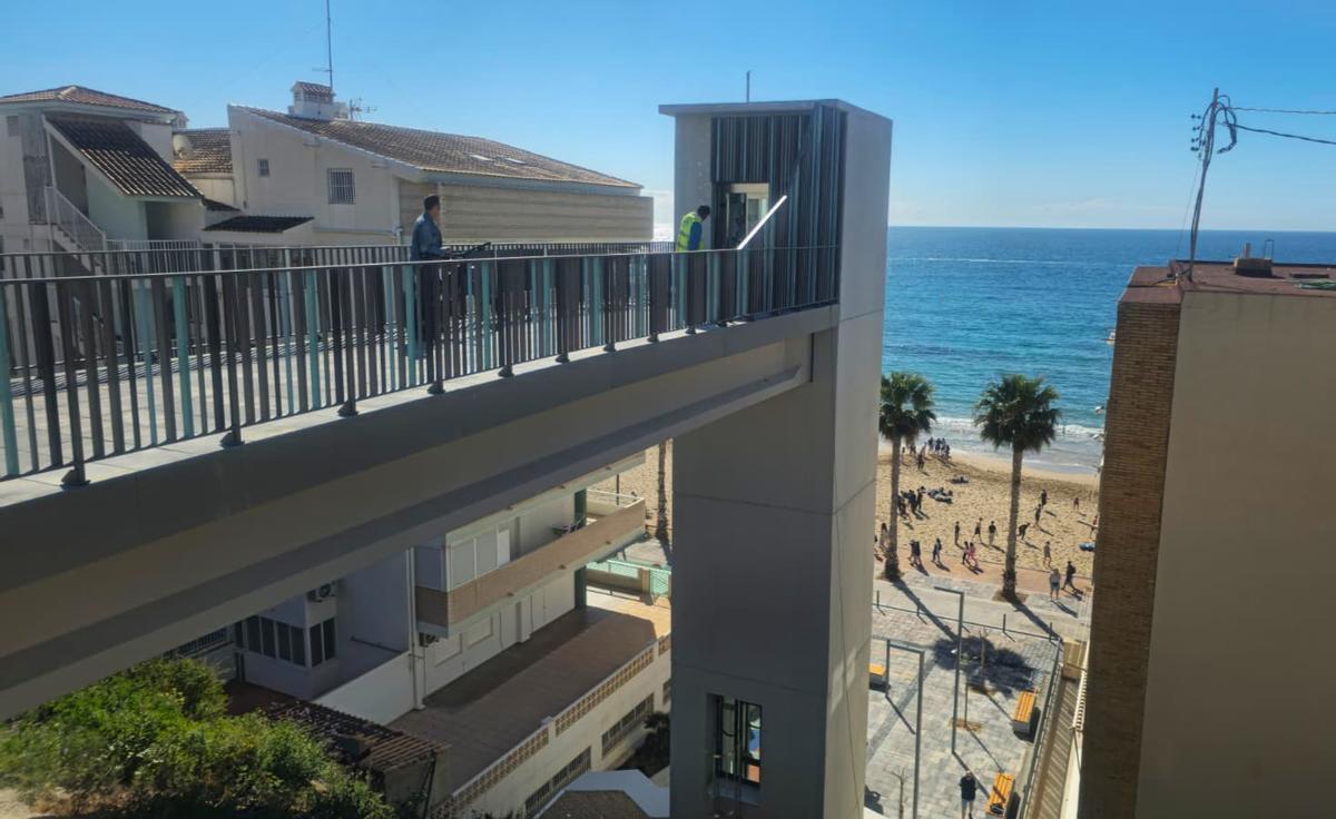 El ascensor ha entrado en funcionamiento este miércoles en la playa Centro de La Vila Joiosa