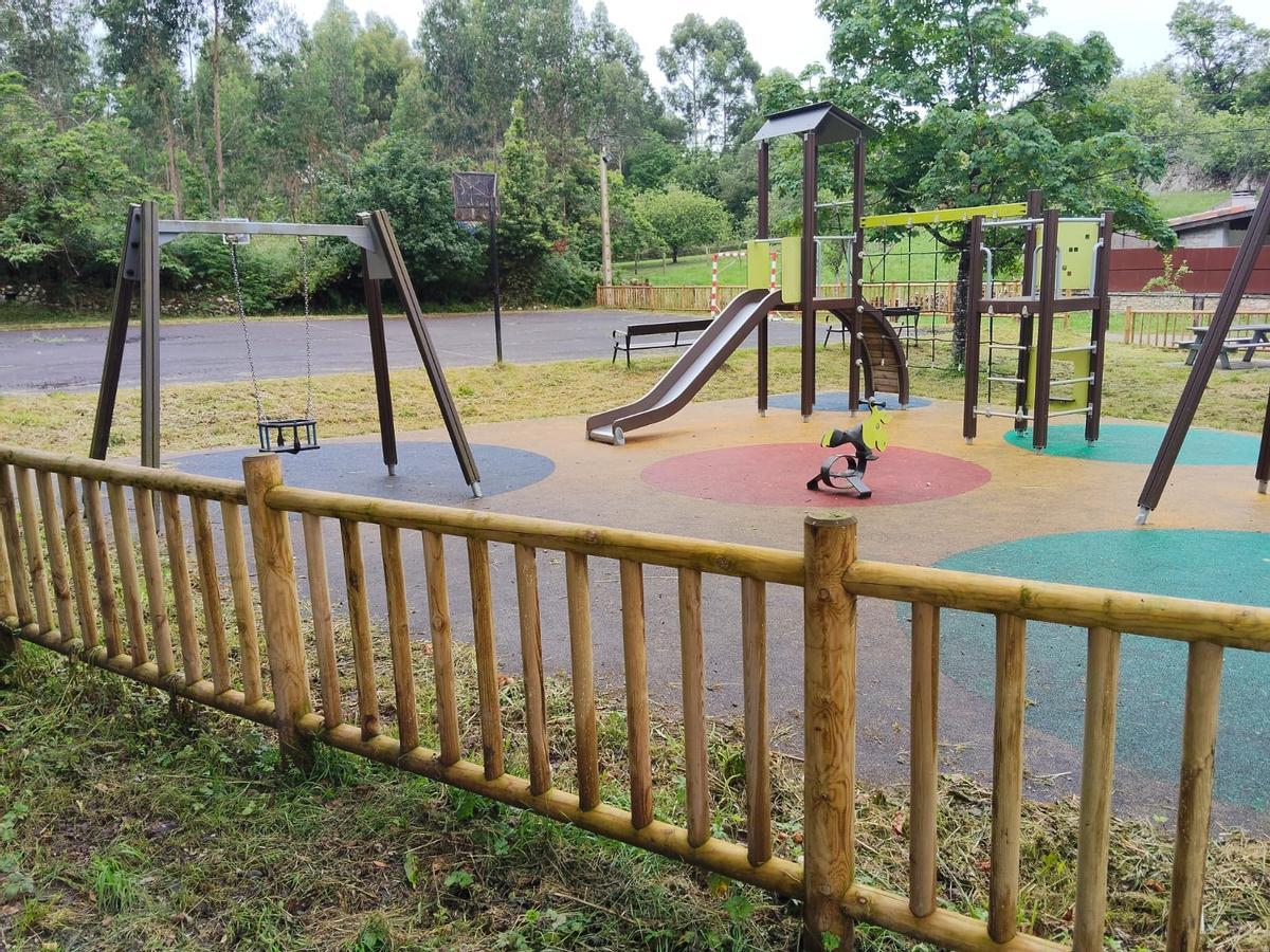 Llanes pone a punto todos los parques infantiles y las áreas recreativas del concejo