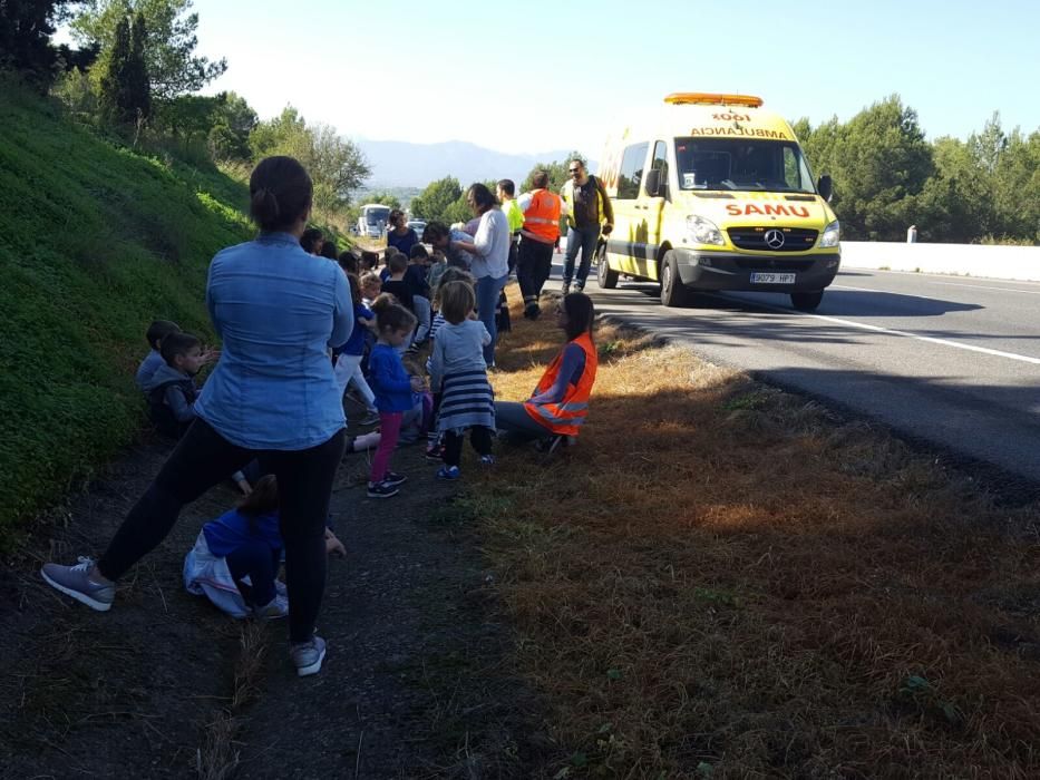 Desalojan un autobús con 52 niños a bordo tras incendiarse su motor