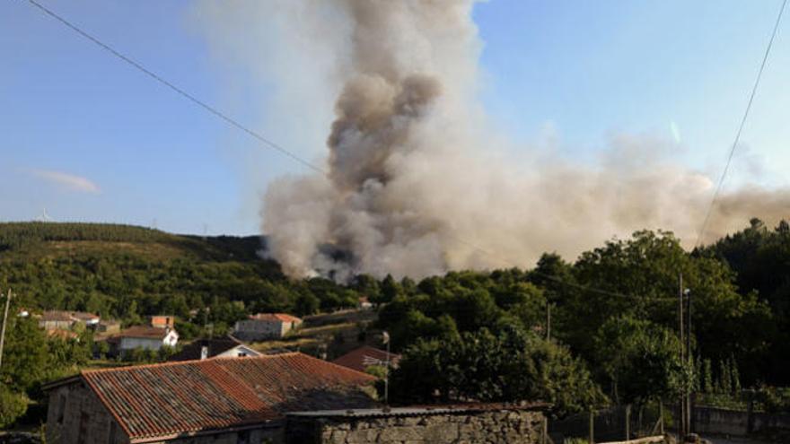 El incendio se declaró ayer por la tarde // BRAIS LORENZO