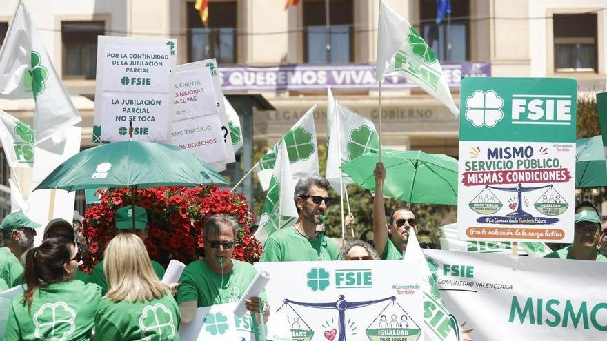 Los profesores de la educación concertada se concentran en la plaza de la Montañeta de Alicante