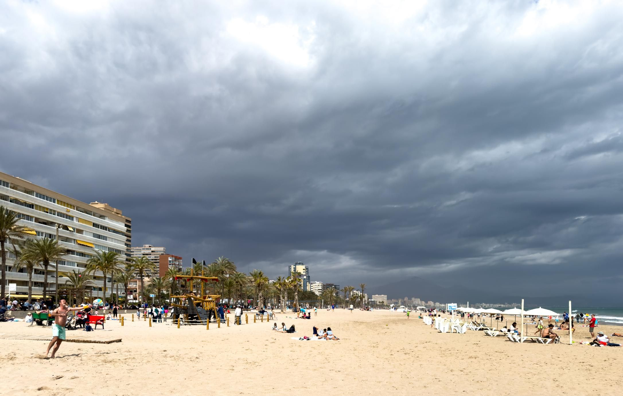 Día de tormenta en la playa de San Juan en Alicante