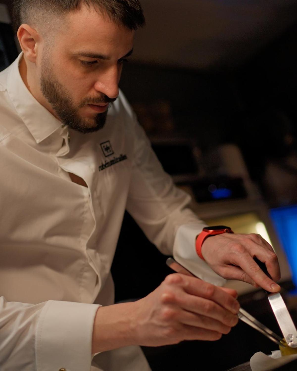 Rubén Miralles en su cocina.