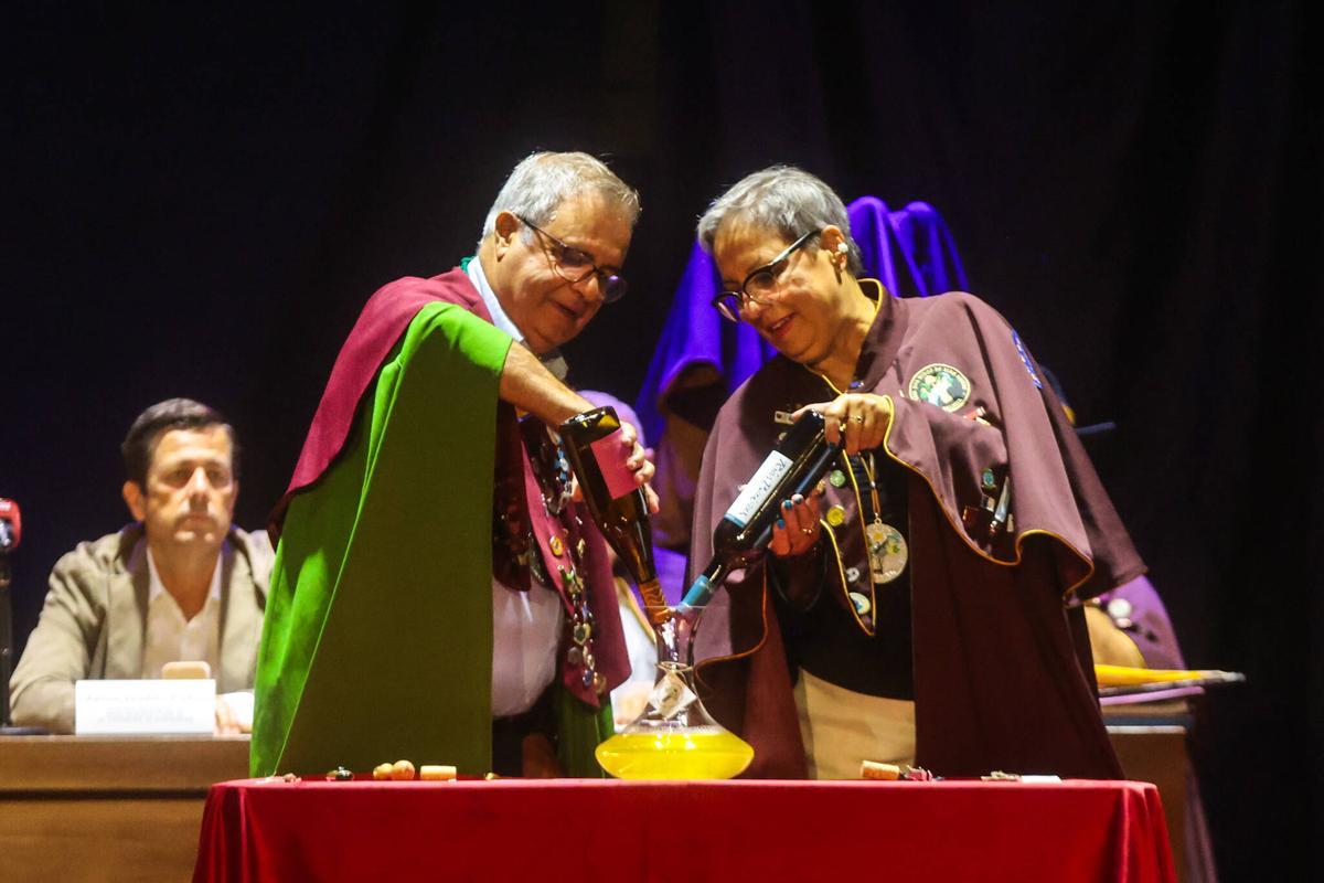 Los presidentes en el momento de unión del vino para sellar el hermanamiento.