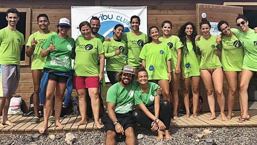 Jóvenes majoreros se inician en el surf