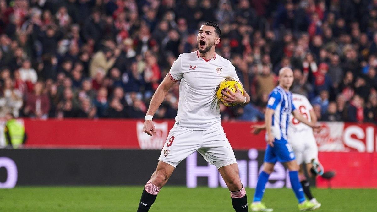 Rafa Mir celebra un gol con el Sevilla esta temporada