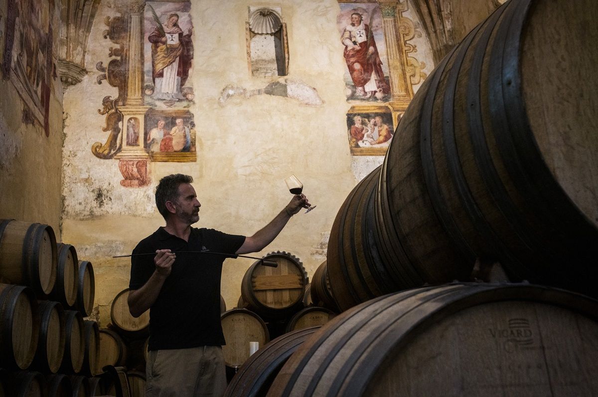 Vicente Inat, enólogo de la Bodega Descalzos Viejos., situada en un antiguo convento de Trinitarios Descalzos, enclavada en plena cornisa del Tajo.
