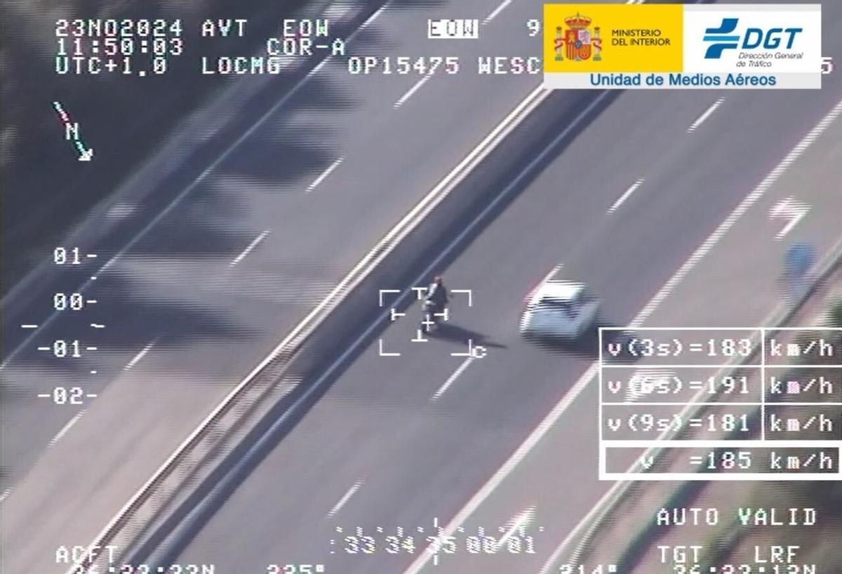La DGT caza a un motorista a 185 km/h en un tramo limitado a 80. RADAR. HELICÓPTERO