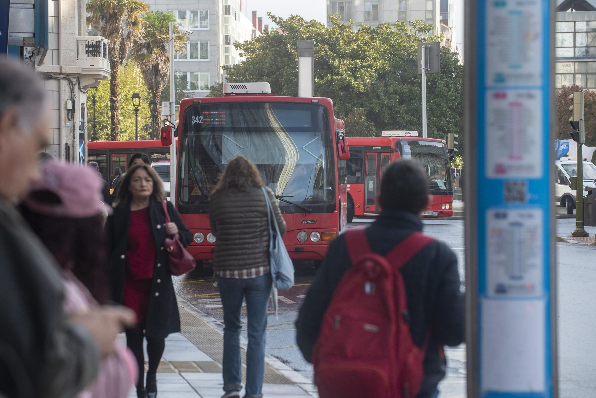 Huelga de transportes en A Coruña: retrasos y colas en las paradas