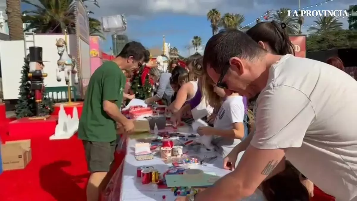Manos pequeñas, magia grande: decenas de niños construyen marionetas en el taller de manualidades de la feria navideña de Santa Catalina