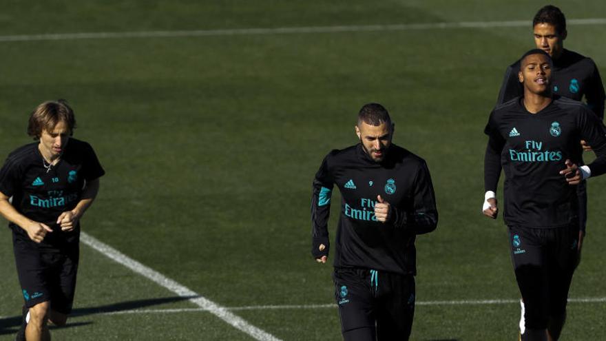 El conjunt blanc, en el darrer entrenament abans de viatjar a Girona