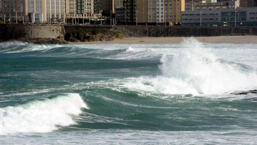 Oleaje en la bahía de A Coruña.