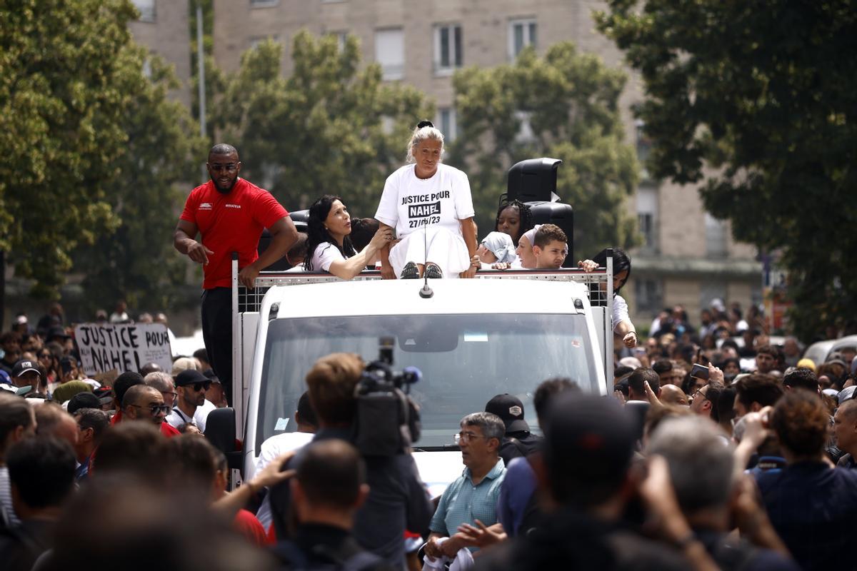 Mounia, la madre de Nahel encabeza una marcha blanca en Nanterre. La familia del joven fallecido ha convocado una marcha blanca en su memoria.