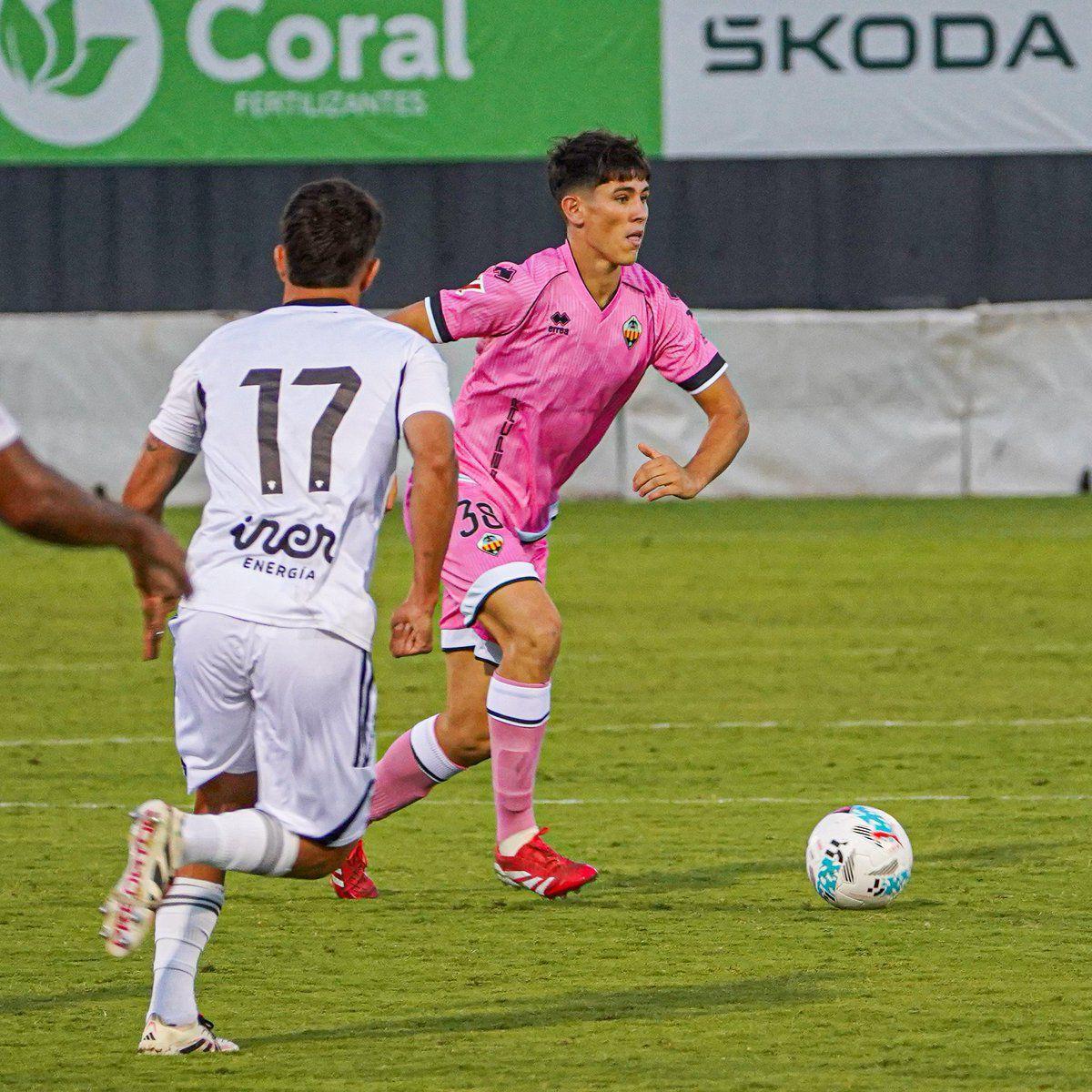 Arapio, juvenil de segundo año, maneja la pelota durante el reciente amistoso con el Albacete.
