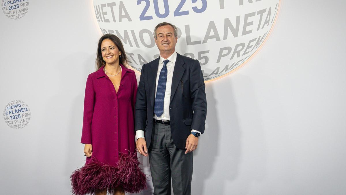 El CEO de Banco Sabadell, César González-Bueno, posa en el photocall antes de la gala de entrega del Premio Planeta