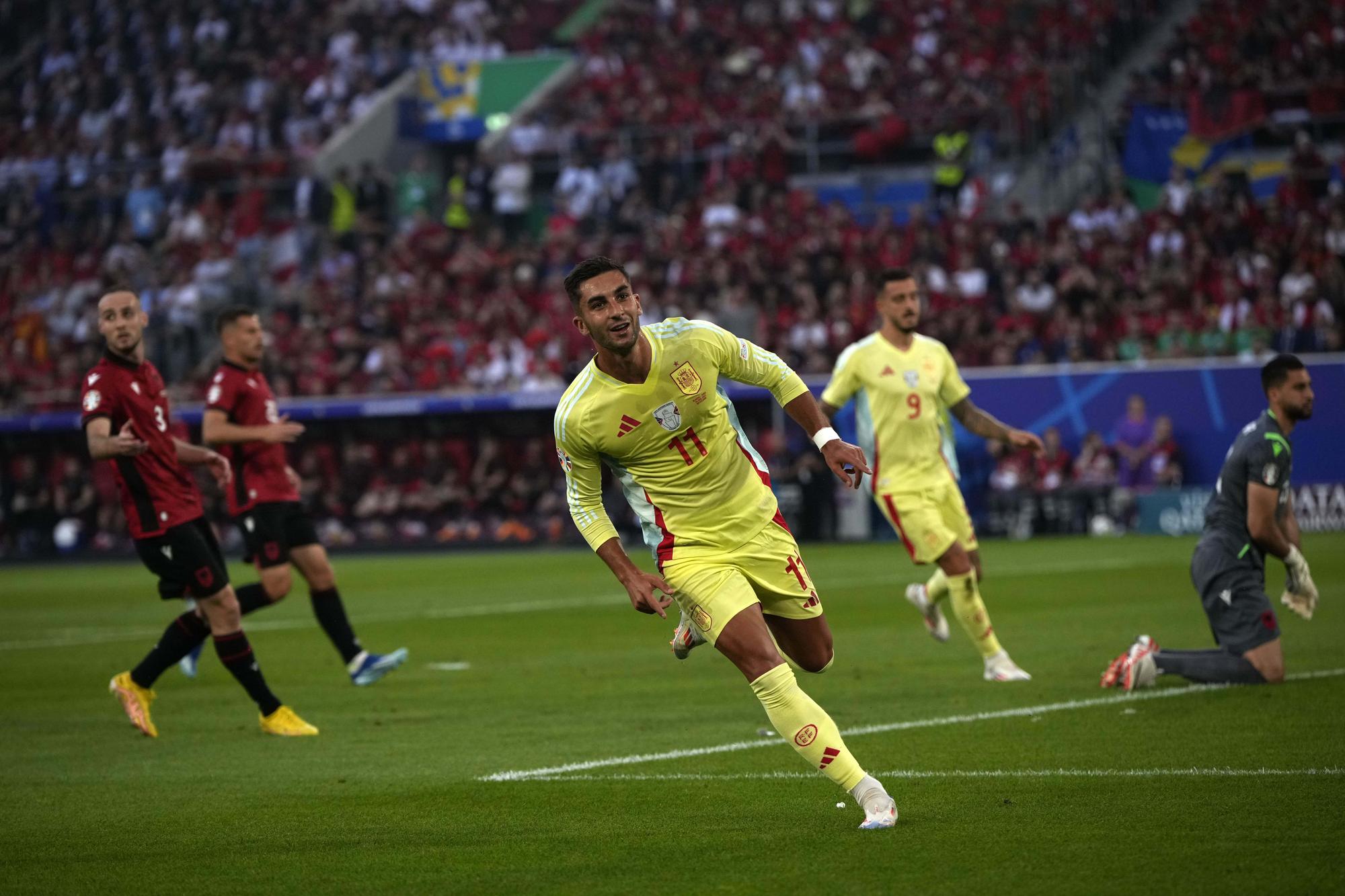 Spain's Ferran Torres celebrates after scoring his side's opening goal during a Group B match between Albania and Spain at the Euro 2024 soccer tournament in Duesseldorf, Germany, Monday, June 24, 2024. (AP Photo/Alessandra Tarantino) / EDITORIAL USE ONLY / ONLY ITALY AND SPAIN