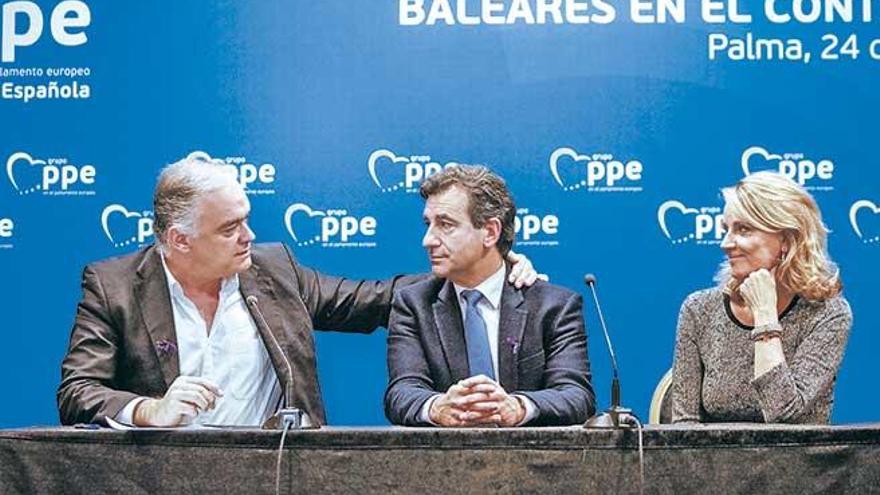 González Pons, Rosa Estaràs y Biel Company durante la cumbre de eurodiputados del PP.