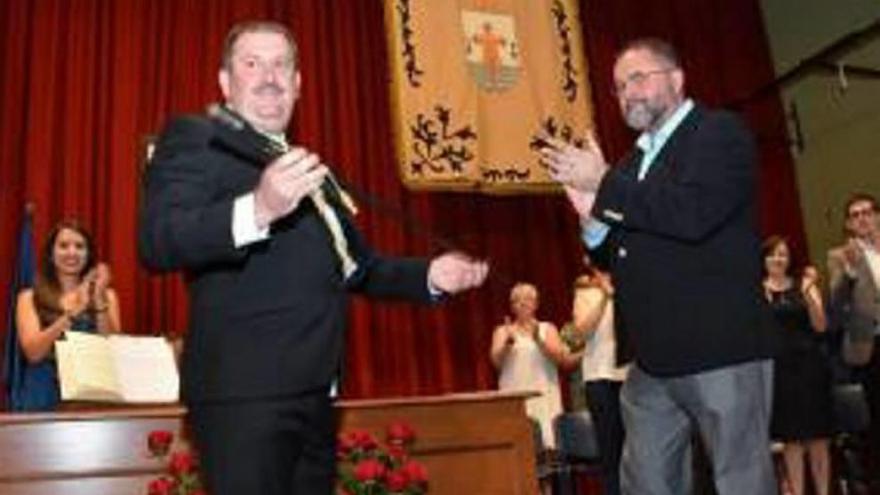 El nuevo alcalde recoge el bastón de mando de Juan José Cánovas (dcha.).