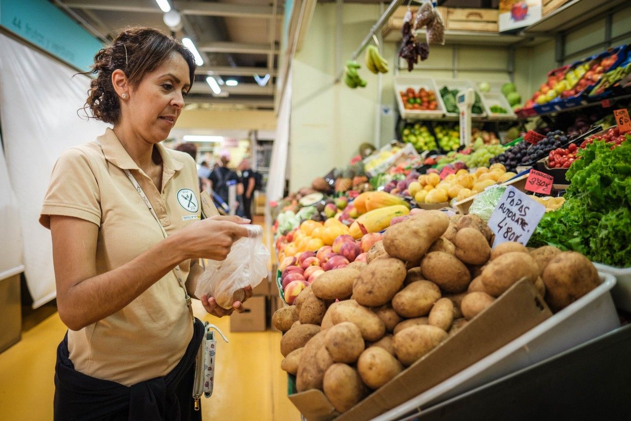 Venta de papas en el Mercado Nuestro Señora de África de Santa Cruz de Tenerife