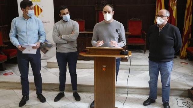 Raro presenta el presupuesto junto a Moreno, Gil y Rovira. | DANIEL TORTAJADA