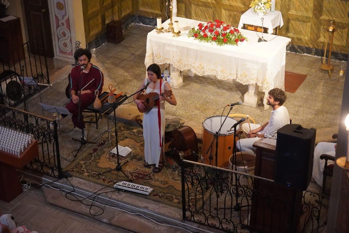 La cantant i contrabaixista mexicana Fuensanta, durant l’actuació a l’església