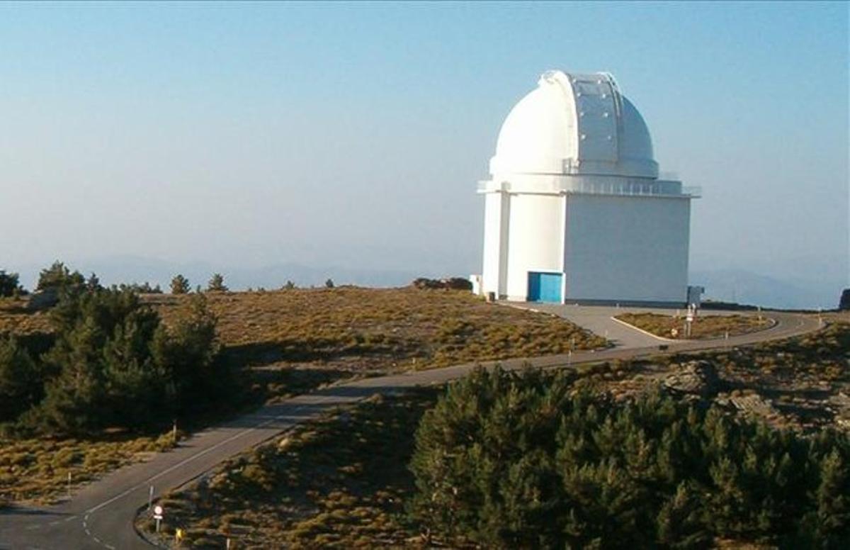 Panoràmica del telescopi principal, de 3,5 metres de diàmetre, de l’observatori astronòmic de Calar Alto, a la serra de Los Filabres, a Almeria.