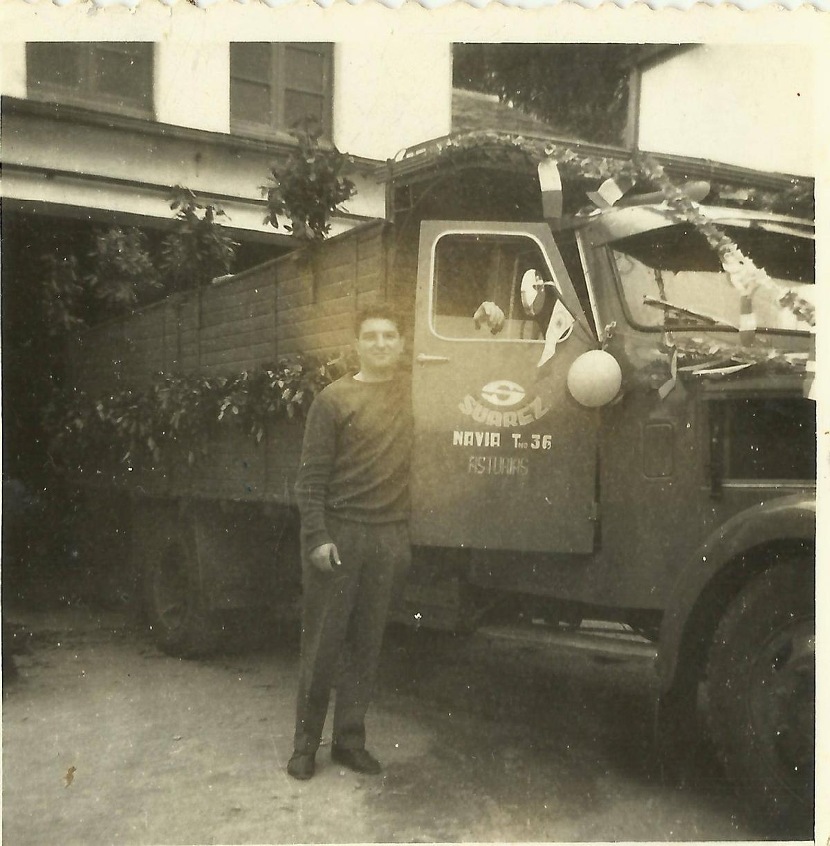 Odón Suárez, con su camión en 1957.