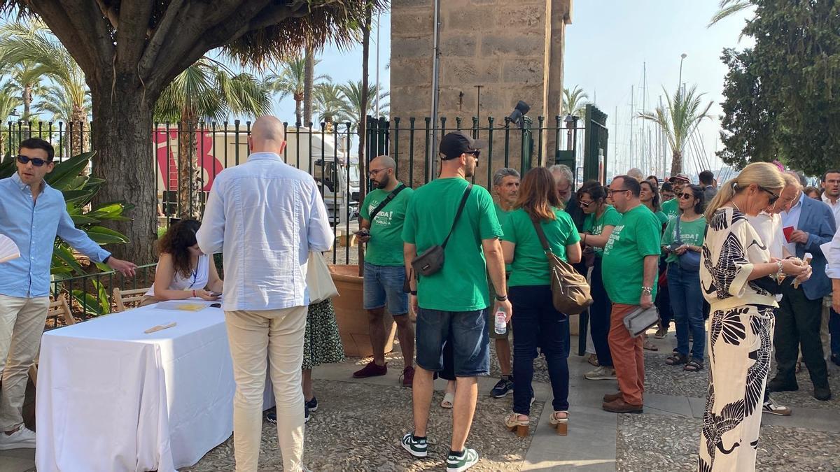 Camisetas verdes se plantan en un acto de Prohens para protestar contra el acuerdo entre PP y Vox