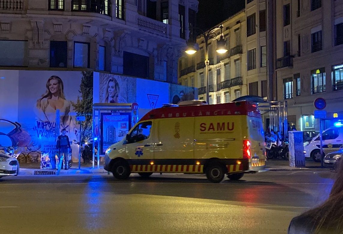 Dos apuñalados tras una pelea multitudinaria en el centro de València