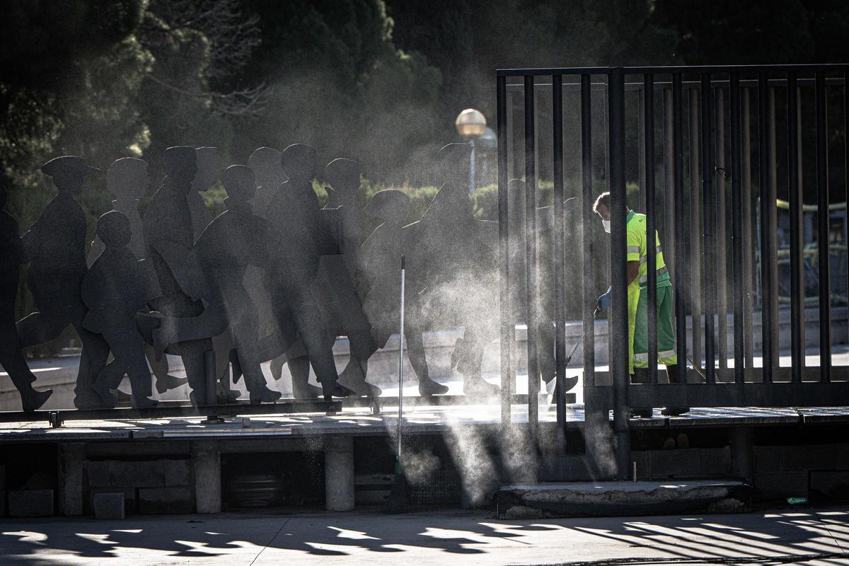 Barcelona desaloja a una treintena de personas sin hogar del parque Joan Miró
