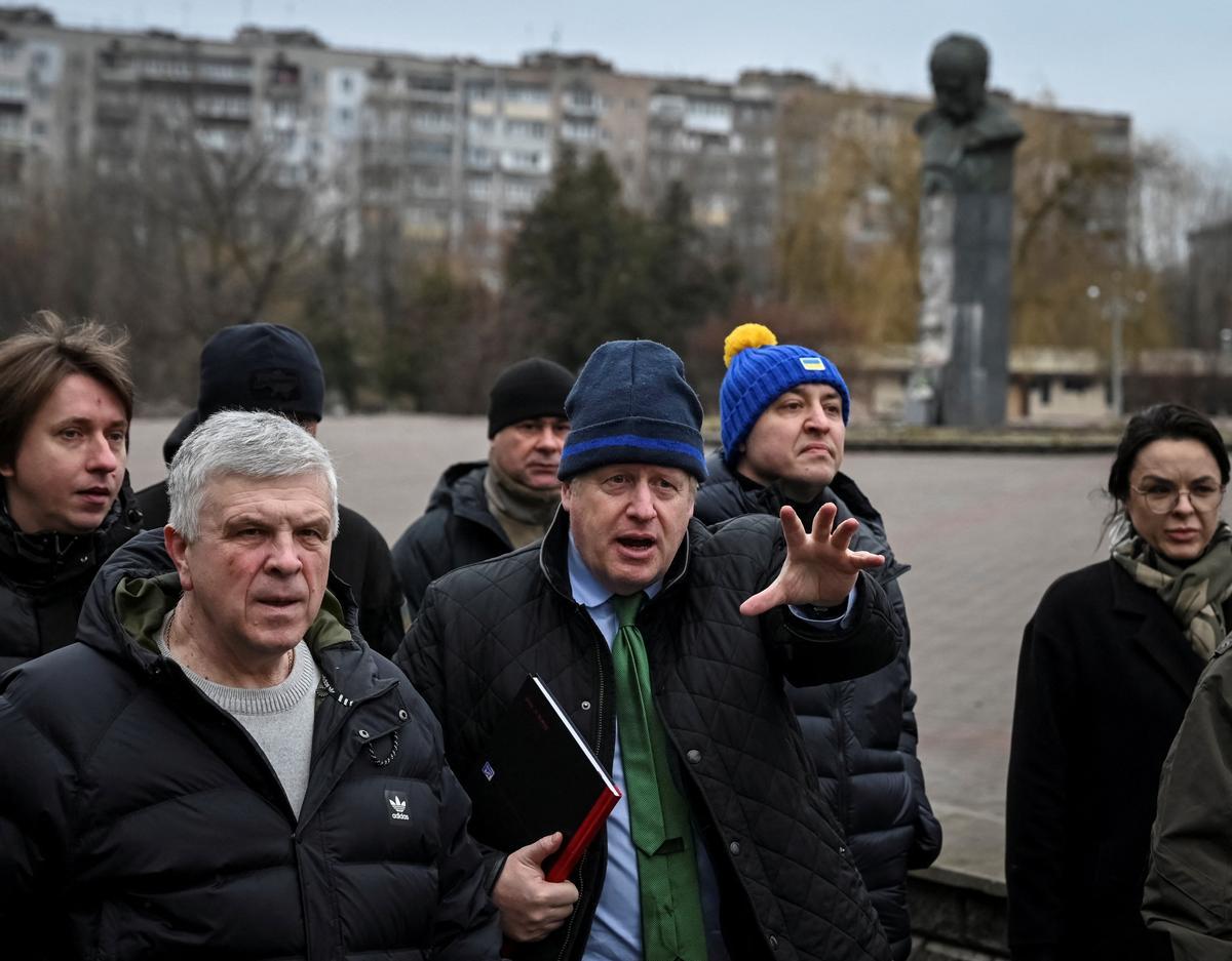 El presidente ucraniano Volodymyr Zelensky da la bienvenida al ex primer ministro británico Boris Johnson para una reunión en Kyiv, Ucrania, el 22 de enero de 2022 en medio de la invasión rusa.