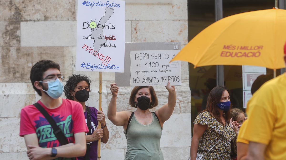 Una docente con una pancarta contra los ámbitos.