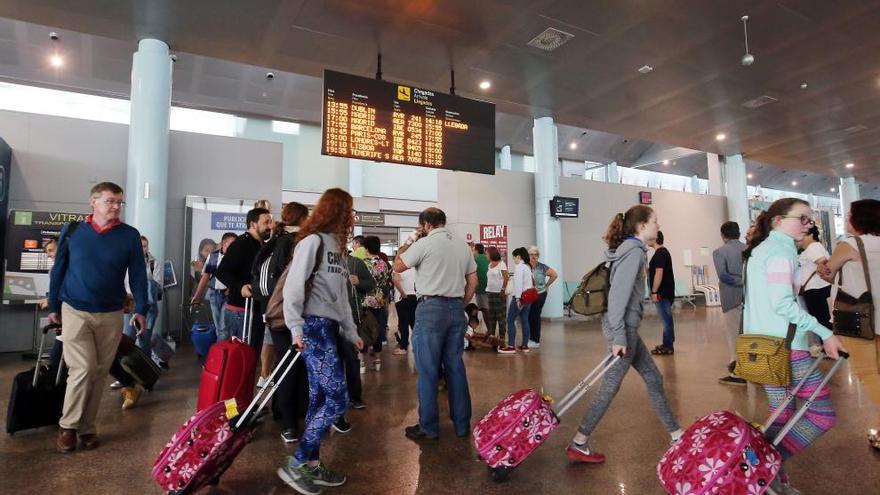 Pasajeros en el aeropuerto de Peinador. / Marta G. Brea