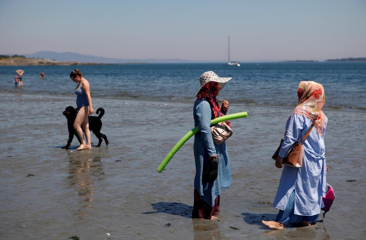 La gente trata de refrescarse en la playa de Willow, en la Columbia Británica, en Canadá.