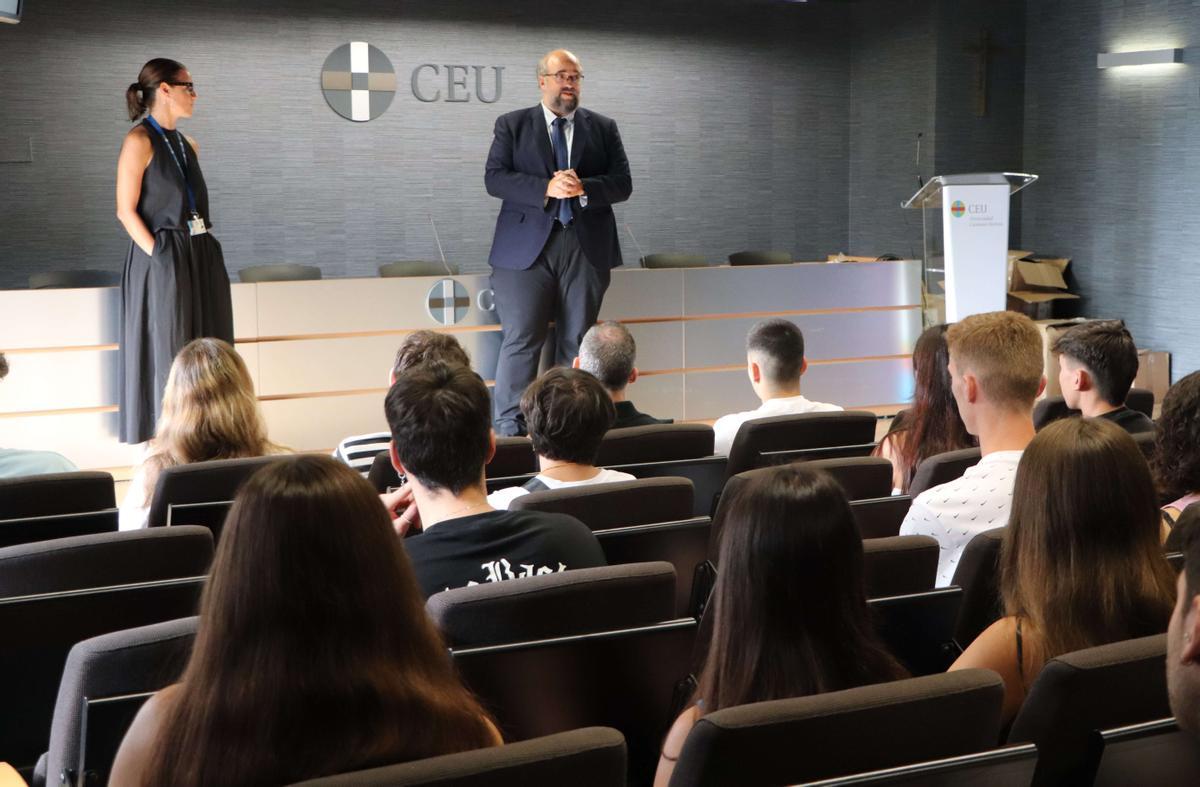 Enrique Centeno, vicerrector de la CEU UCH en Elche, da la bienvenida a los alumnos.